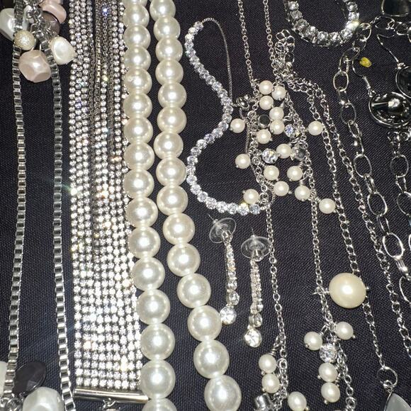 Bundle jewelry lot 55+ pieces modern silver tone faux pearls rhinestones - Picture 11 of 16